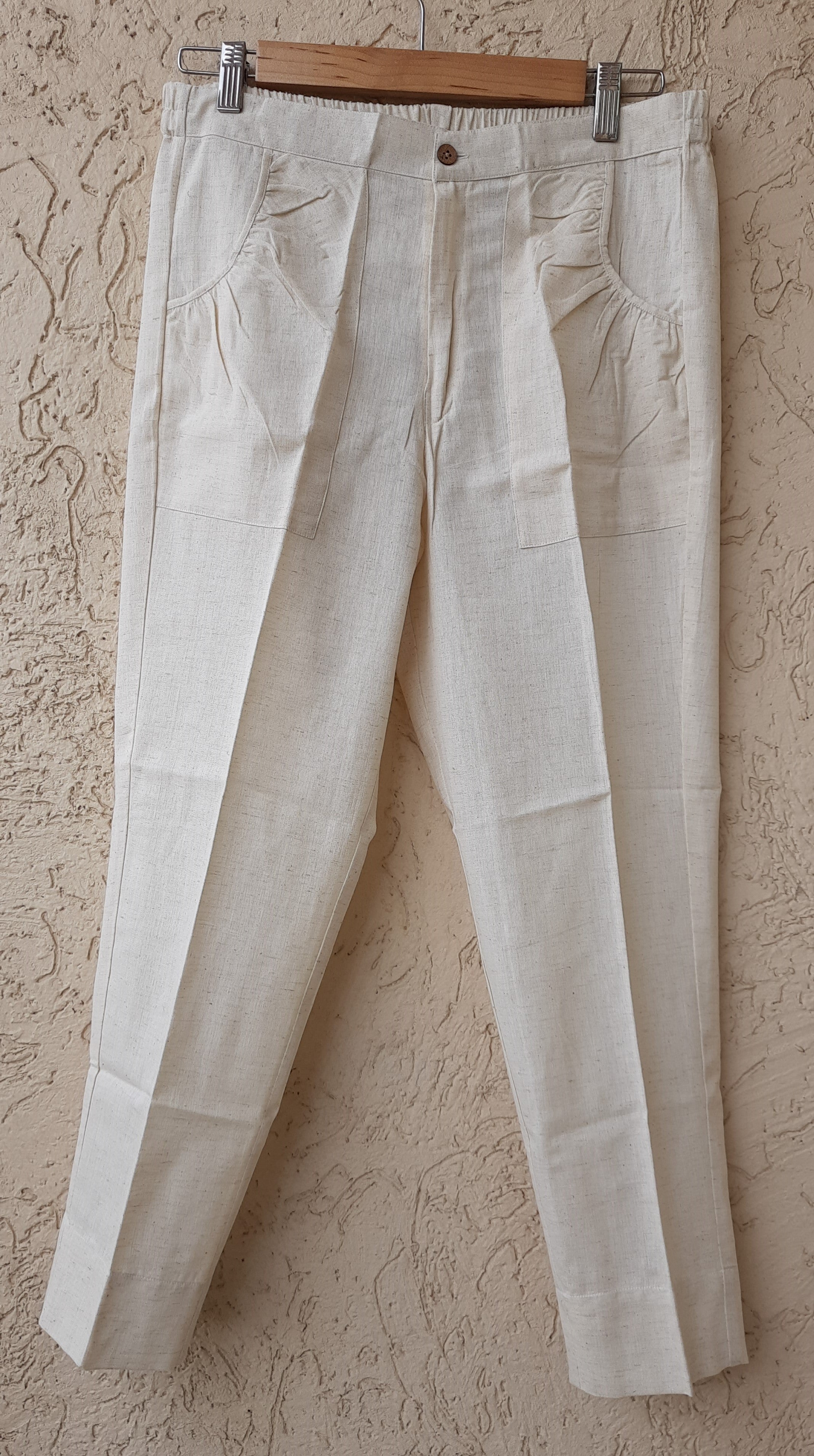 Cigarette pants made in comfortable cotton. Elastic on back waistband and deep pockets