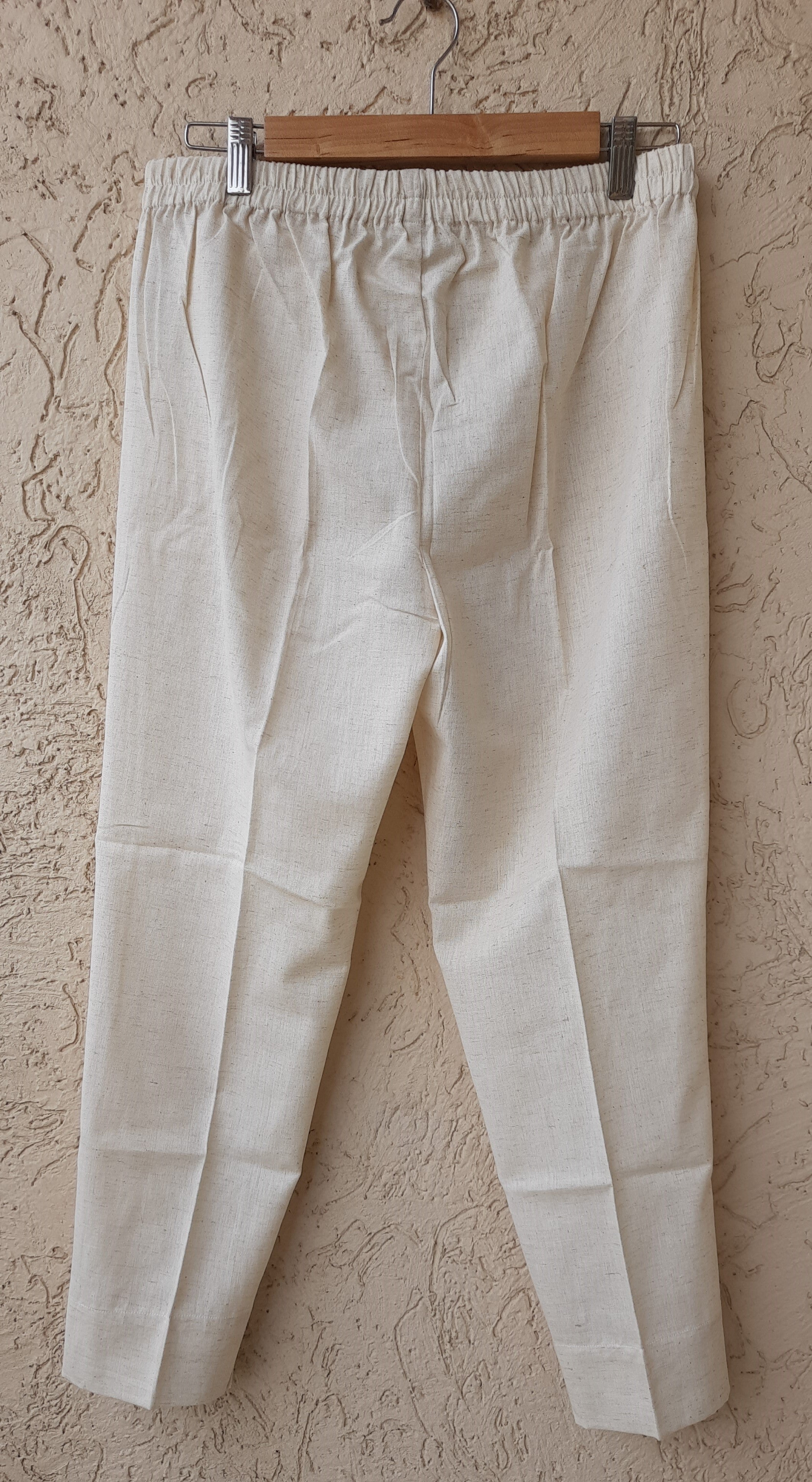 Cigarette pants made in comfortable cotton. Elastic on back waistband and deep pockets
