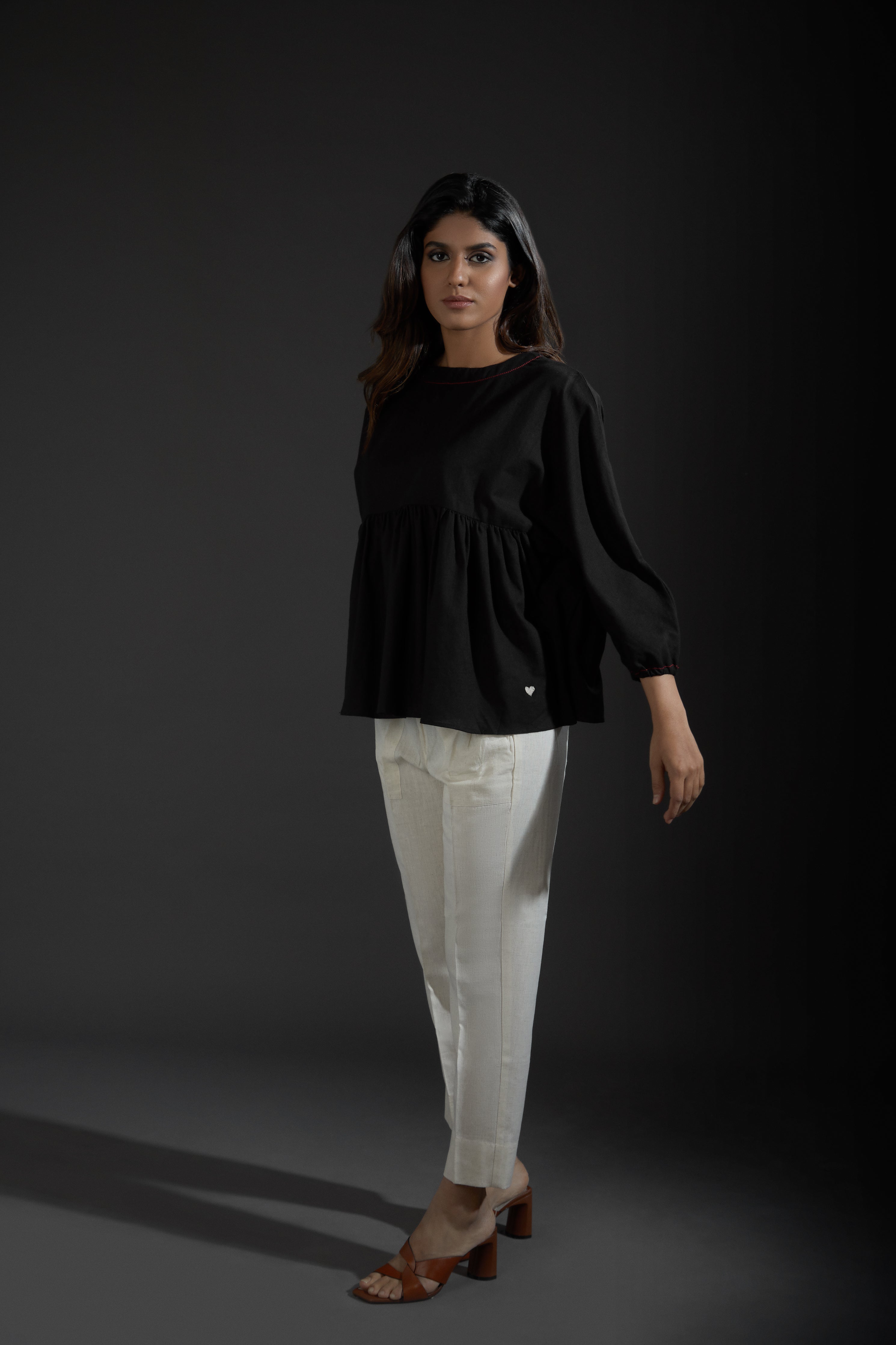 Cigarette pants made in comfortable cotton. Elastic on back waistband and deep pockets