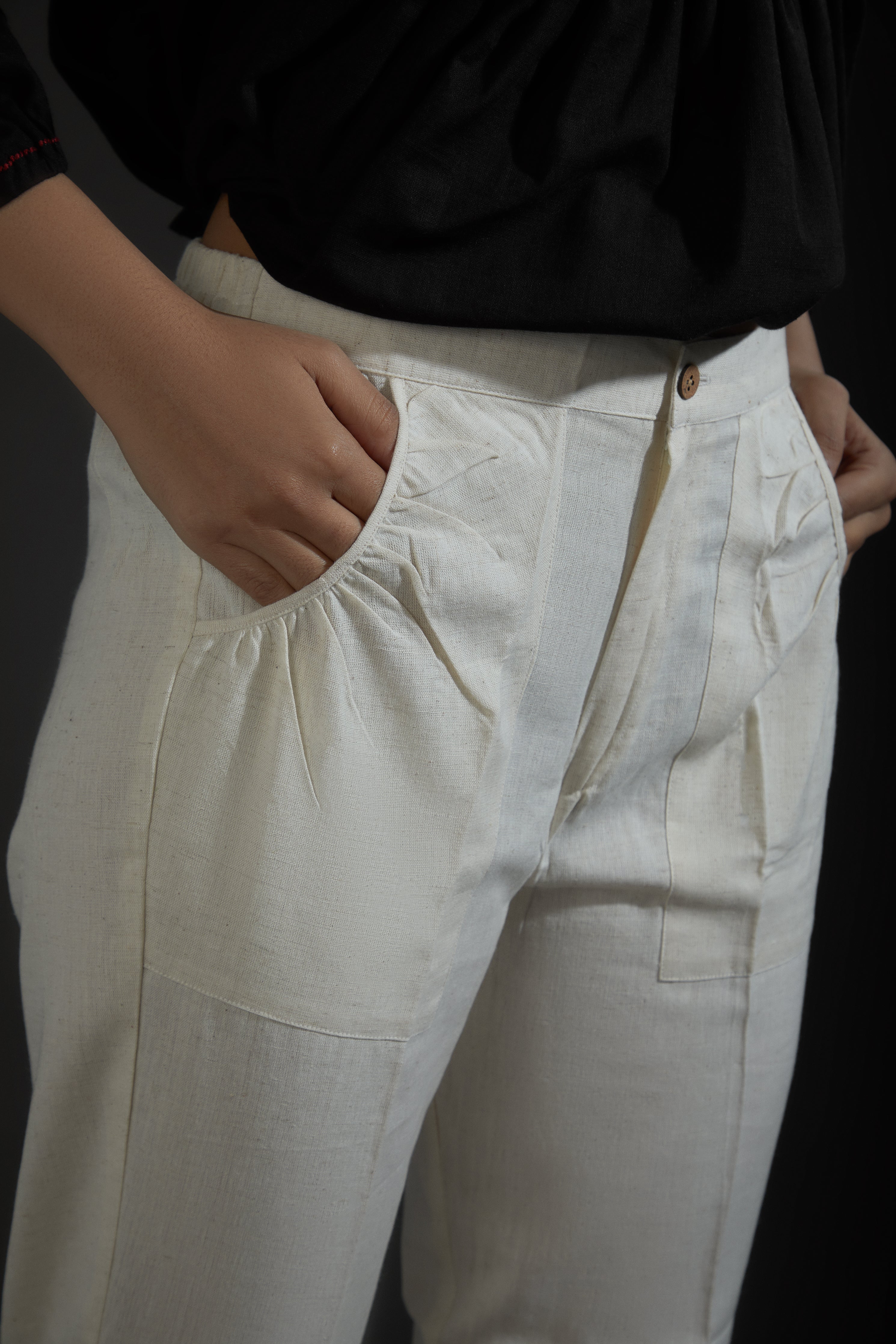 Cigarette pants made in comfortable cotton. Elastic on back waistband and deep pockets