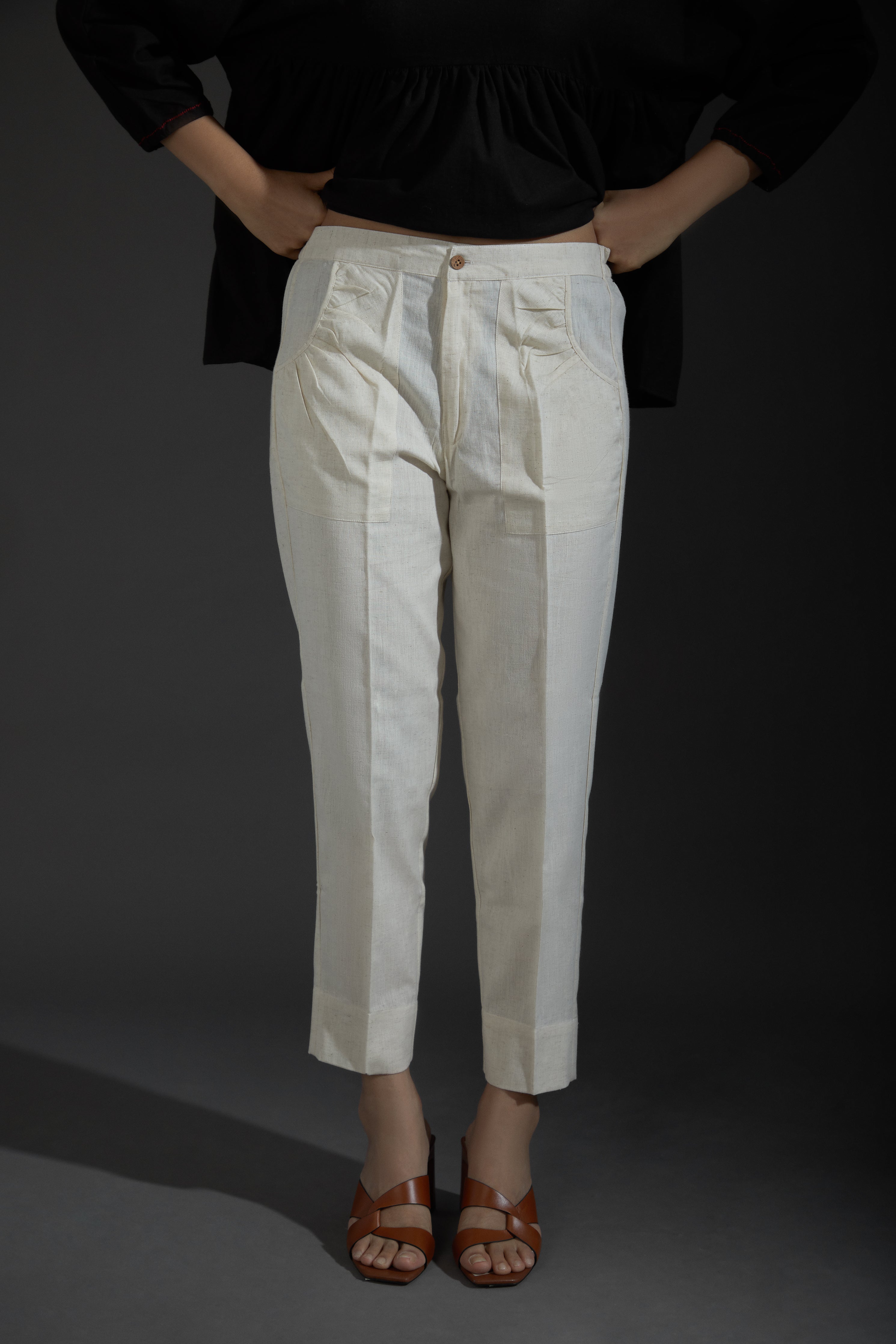 Cigarette pants made in comfortable cotton. Elastic on back waistband and deep pockets  