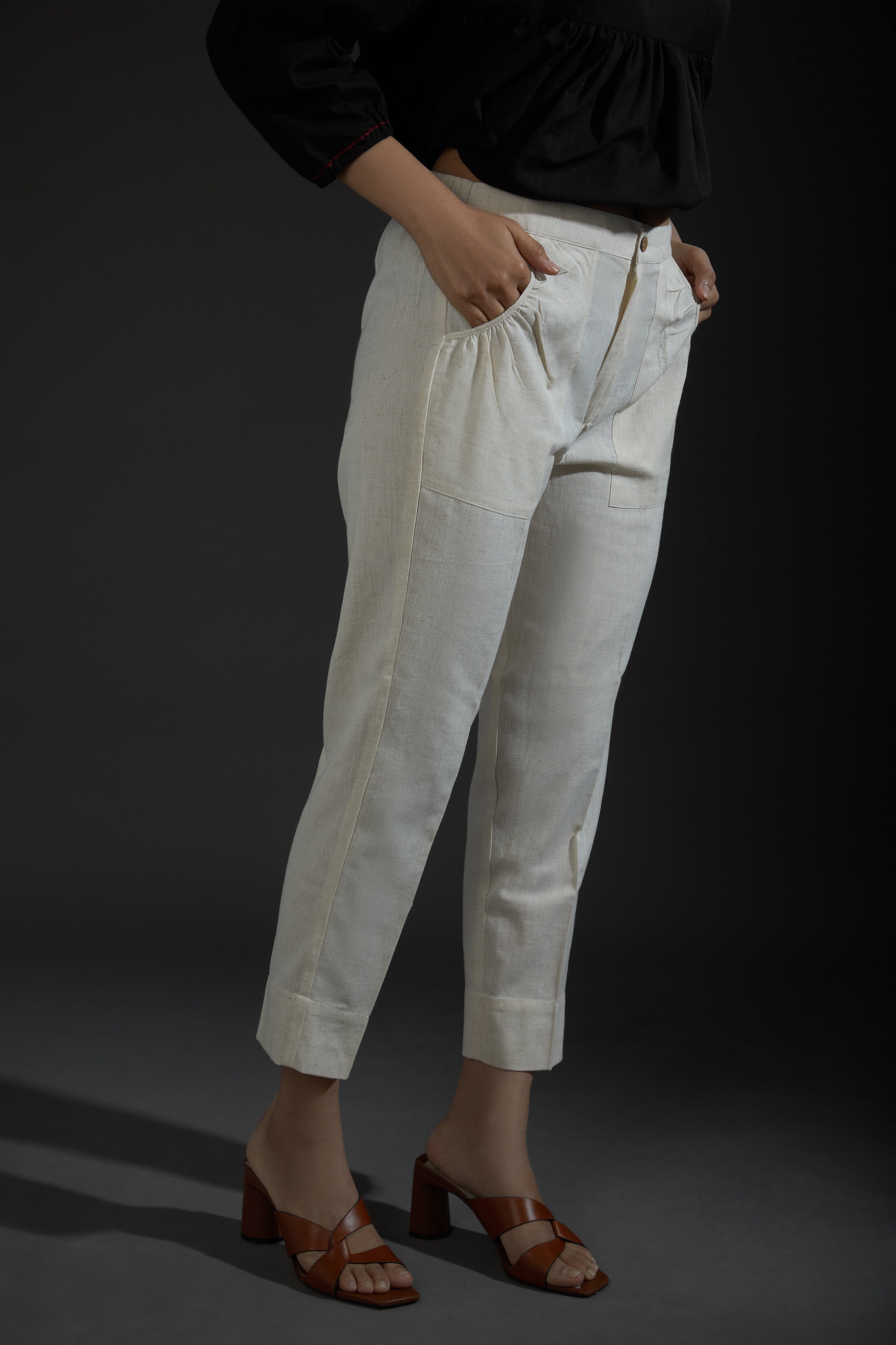 Cigarette pants made in comfortable cotton. Elastic on back waistband and deep pockets  